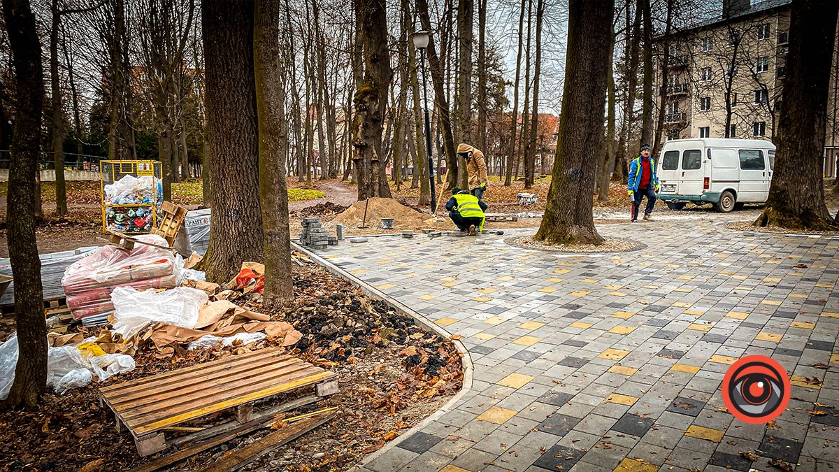 У міському парку Коломиї вистелили бруківкою доріжку 5