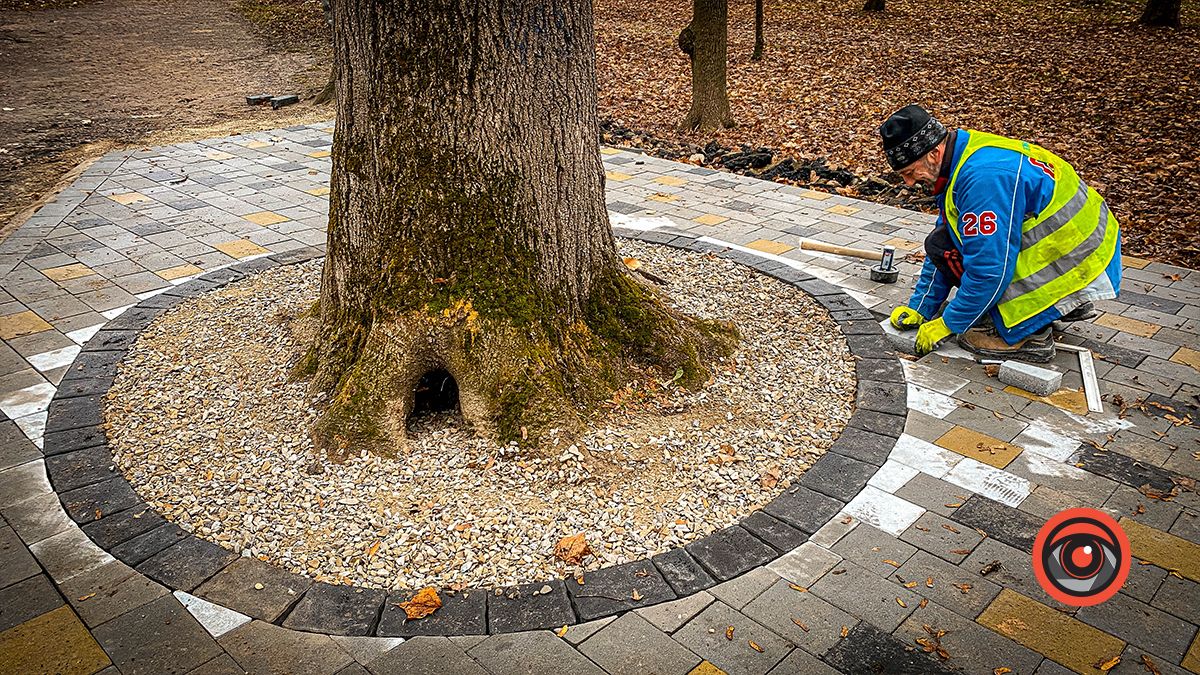 У міському парку Коломиї вистелили бруківкою доріжку 4