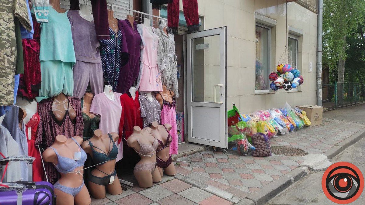 Нема місця для людей: тротуари Коломиї перетворились на ринок 4