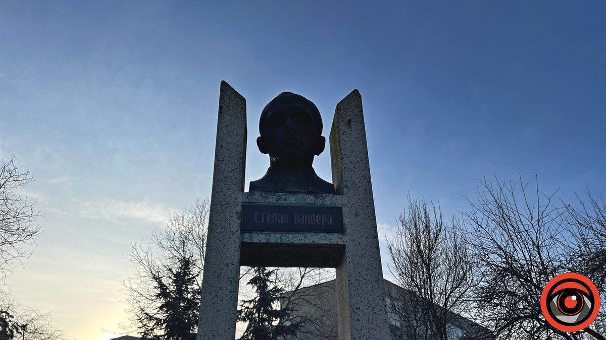 Випереджаючи час: перший пам’ятник Бандері був у Коломиї ще до розпаду союзу 2