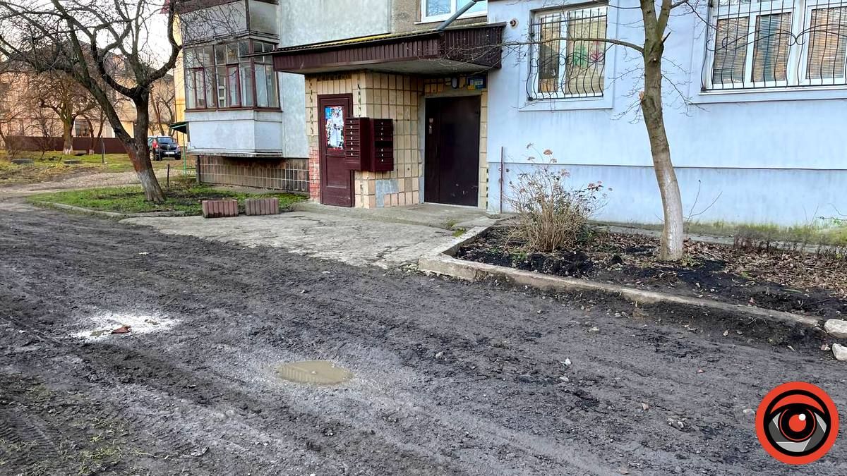 Багнюки по котики: мешканці вул. Лисенка не мають жодної нормальної дороги до будинку 3