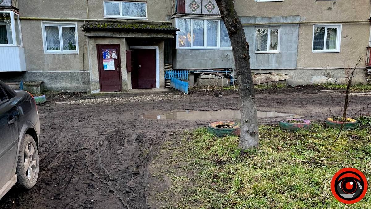 Багнюки по котики: мешканці вул. Лисенка не мають жодної нормальної дороги до будинку 6