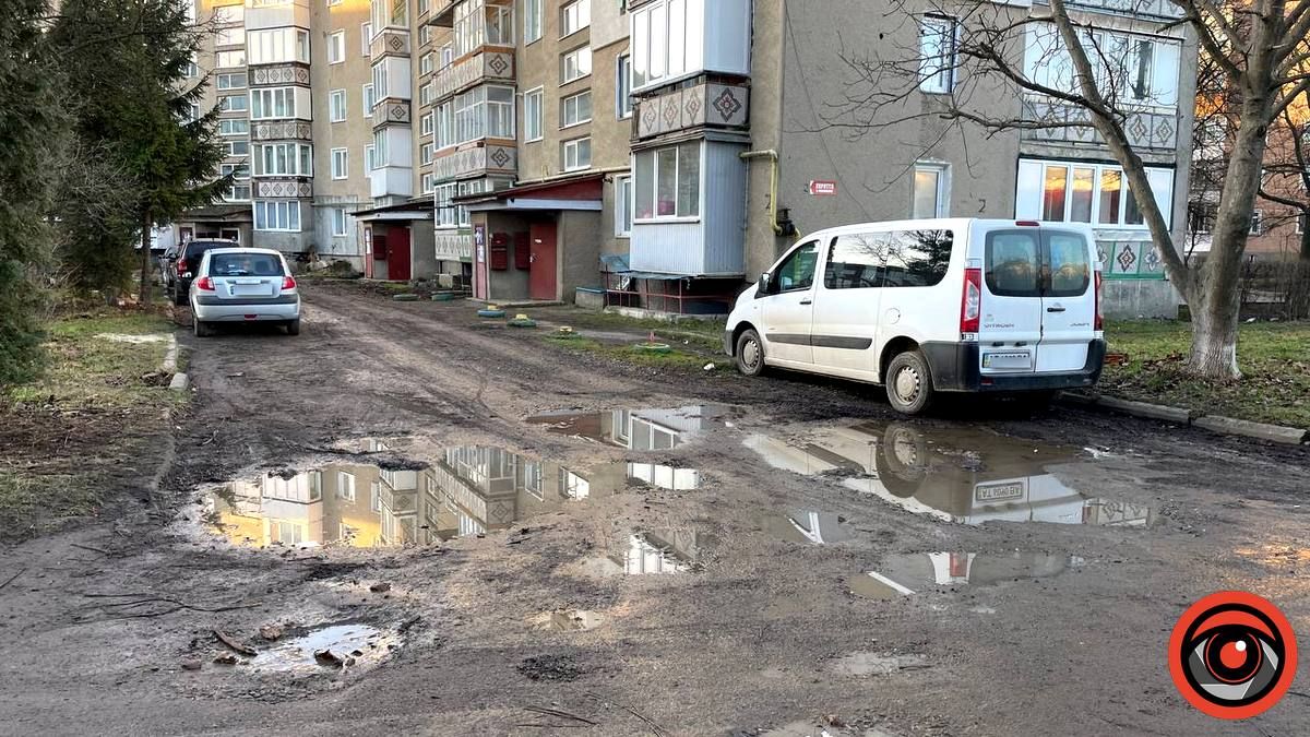 Багнюки по котики: мешканці вул. Лисенка не мають жодної нормальної дороги до будинку 8