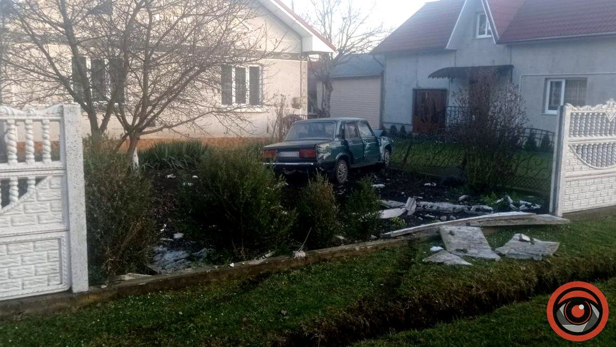 На Коломийщині авто протаранило бетонну огорожу будинку