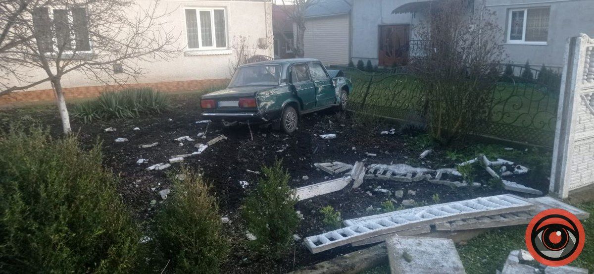 На Коломийщині авто протаранило бетонну огорожу будинку 1