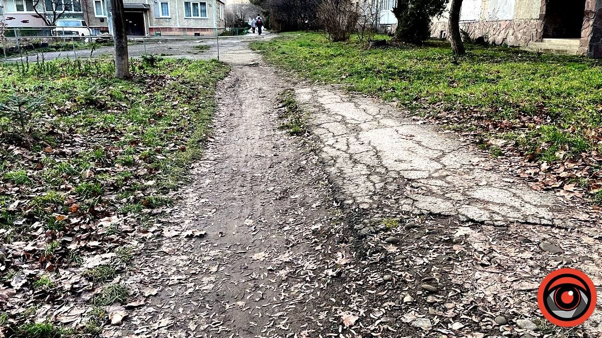 Мікрорайон Богуна в Коломиї ніяк не дочекається ремонтів доріг 12
