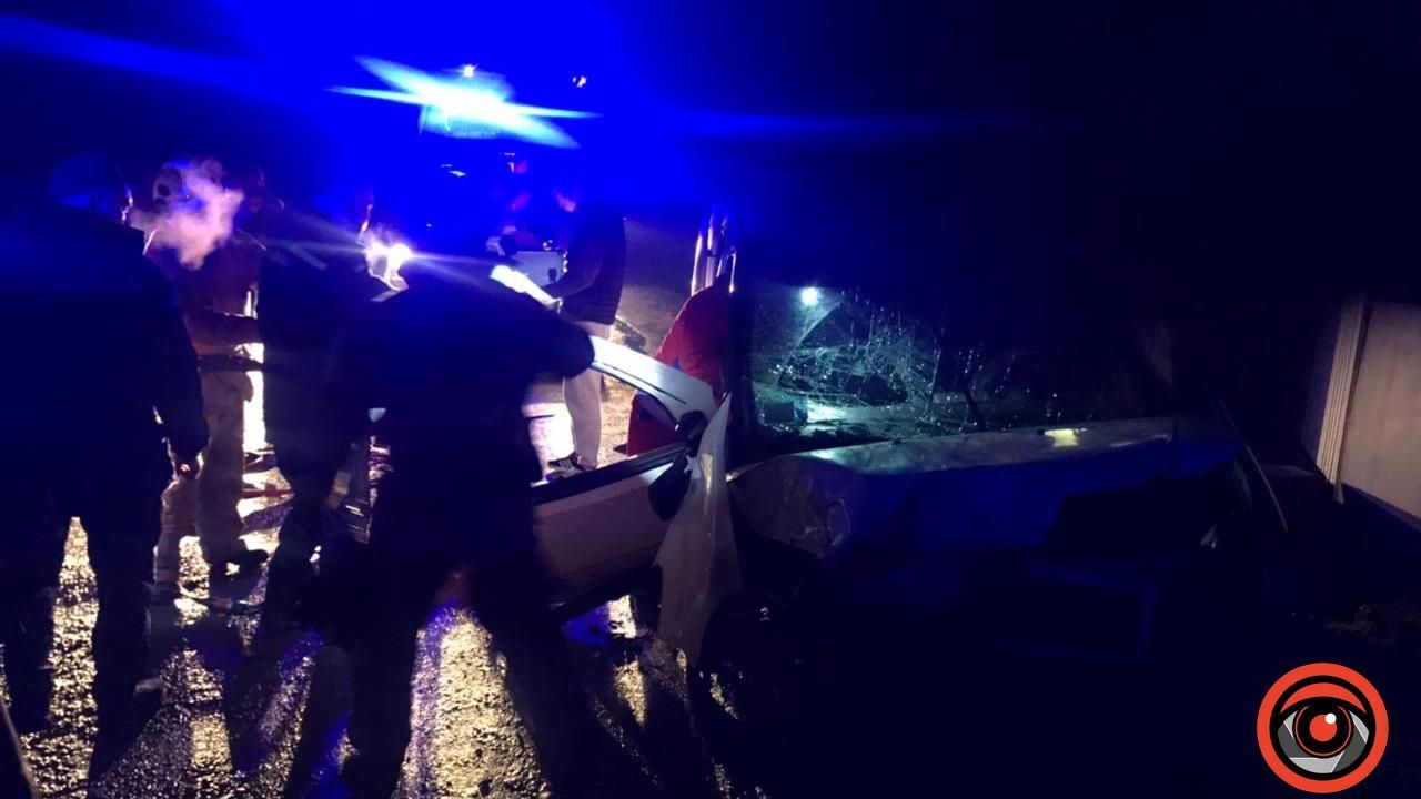 Рятувальники розстискачами діставали пасажира внаслідок аварії в Чернятині 3