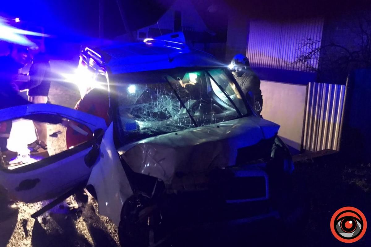 Рятувальники розстискачами діставали пасажира внаслідок аварії в Чернятині 2