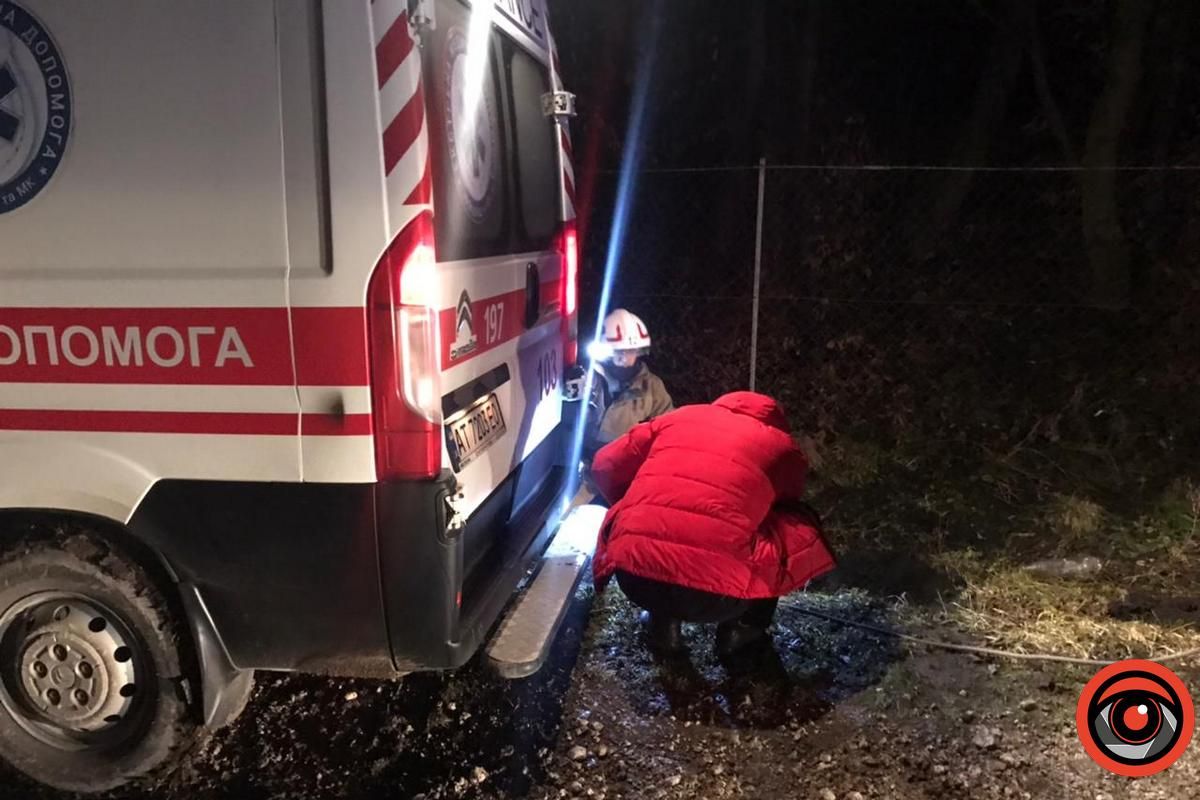 У селі на Городенківщині карета швидкої зірвалась у кювет 2