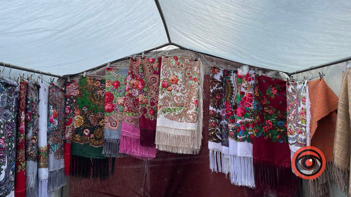 Де купити та скільки коштує у Коломиї хустка на різдвяні свята? 2