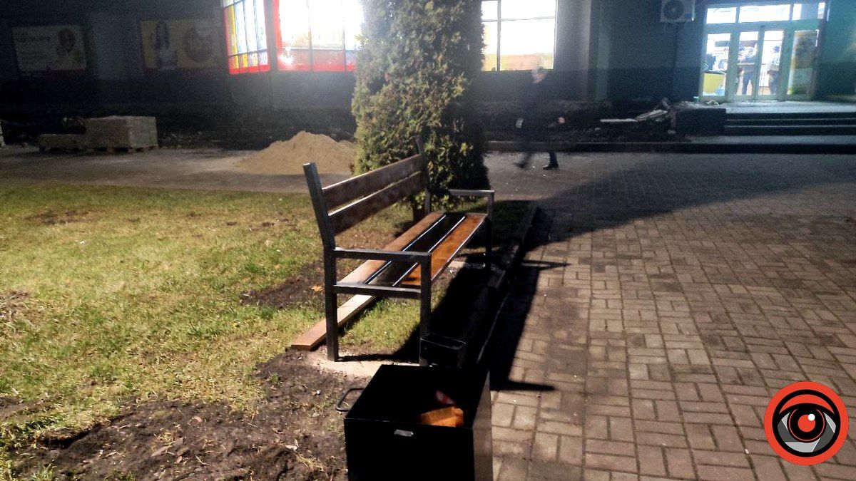 Вандали пошкодили нові лавки на Вічевому майдані 2