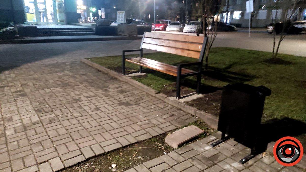 Вандали пошкодили нові лавки на Вічевому майдані 3