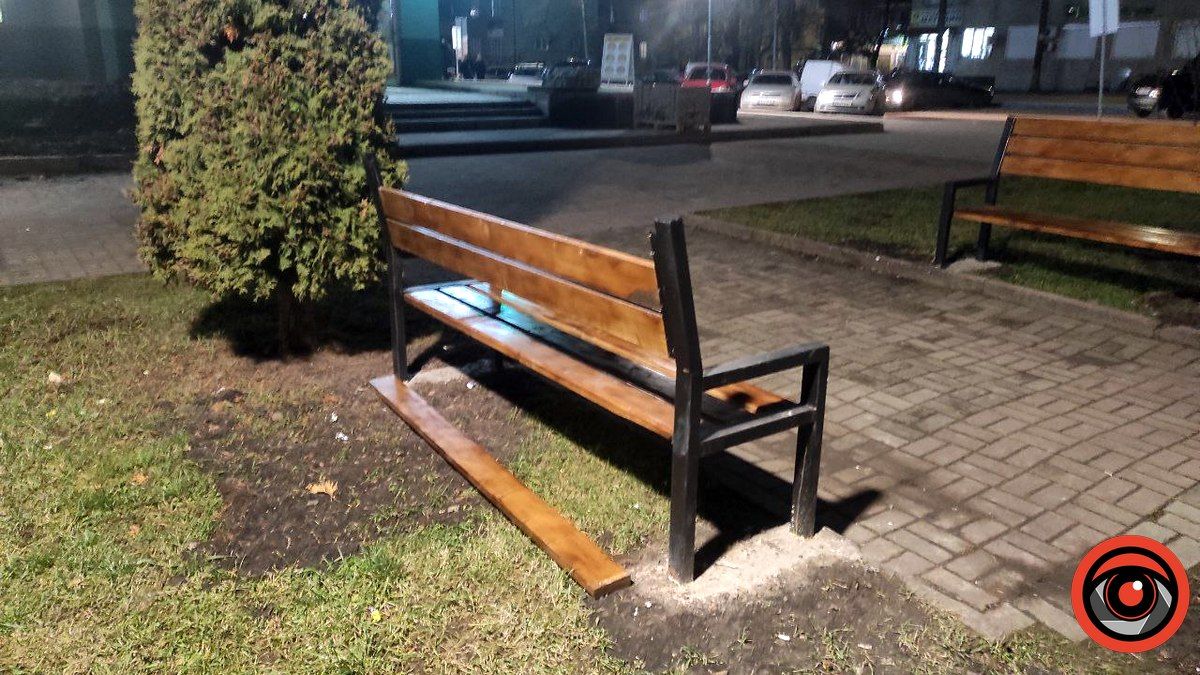 Вандали пошкодили нові лавки на Вічевому майдані 4