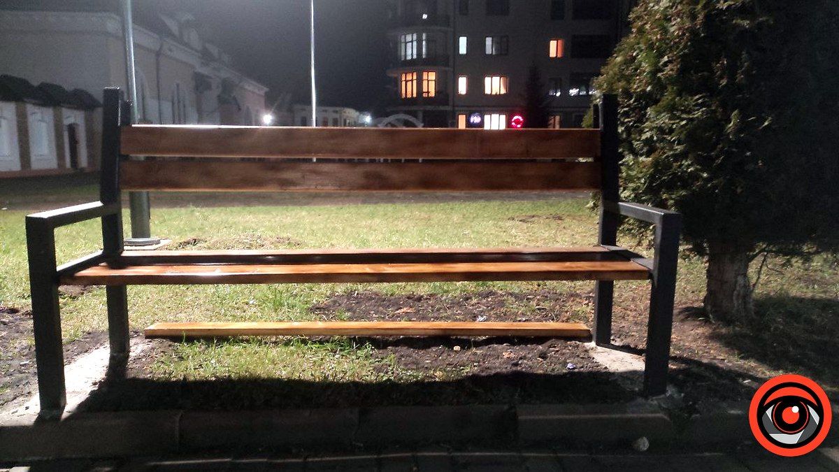 Вандали пошкодили нові лавки на Вічевому майдані 1