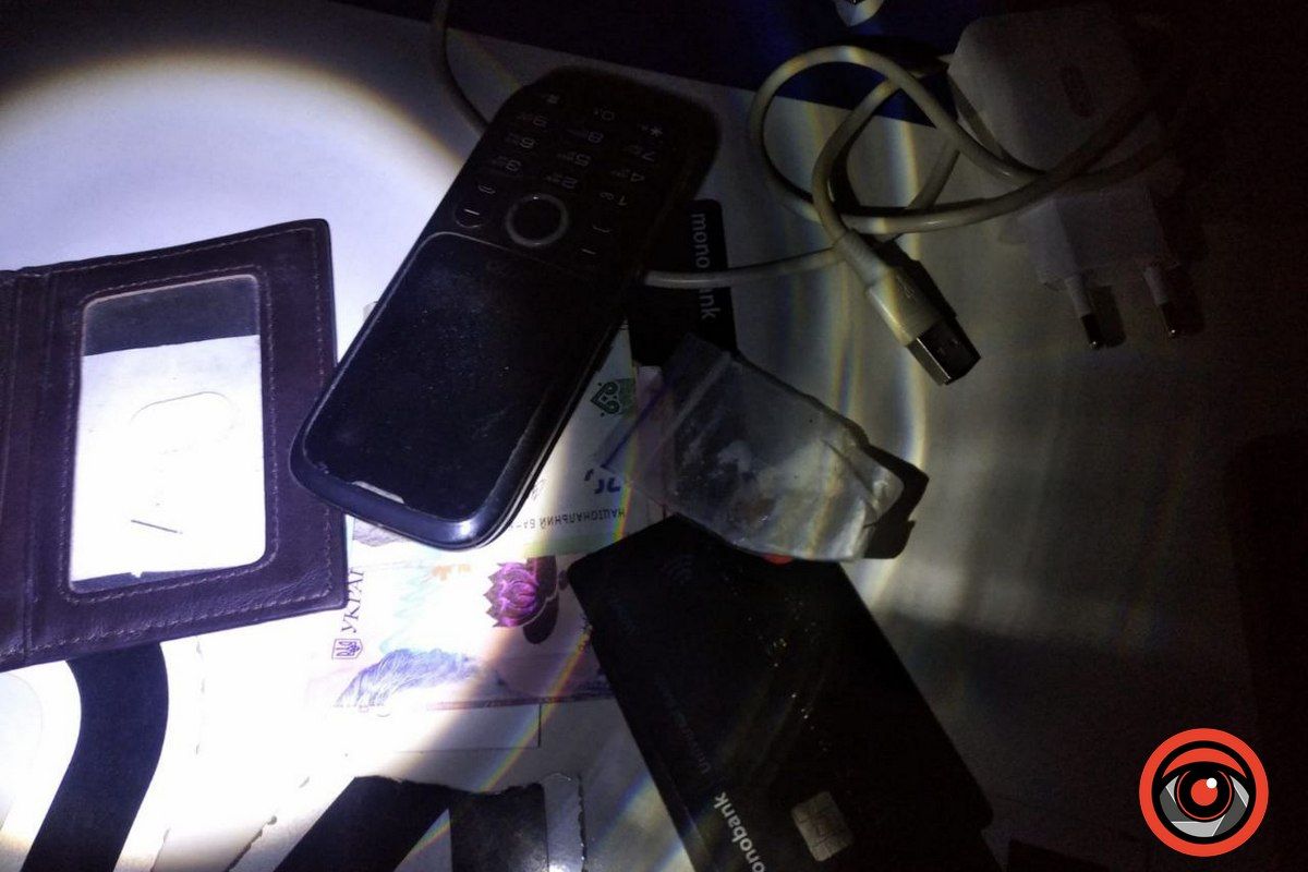 Зупинили за їзду, а виявили наркотики: у Коломиї впіймали мешканця Воскресінців 1