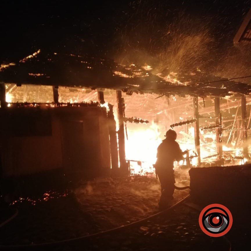 У Коломийській громаді вогонь повністю охопив будівлю 2