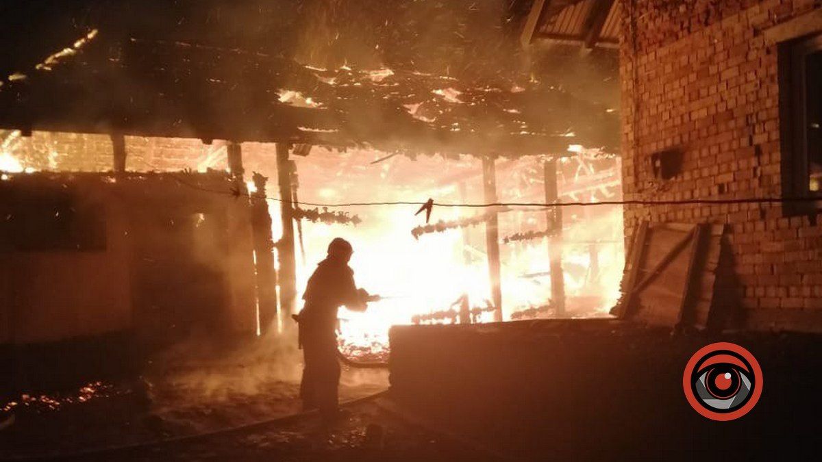 У Коломийській громаді вогонь повністю охопив будівлю