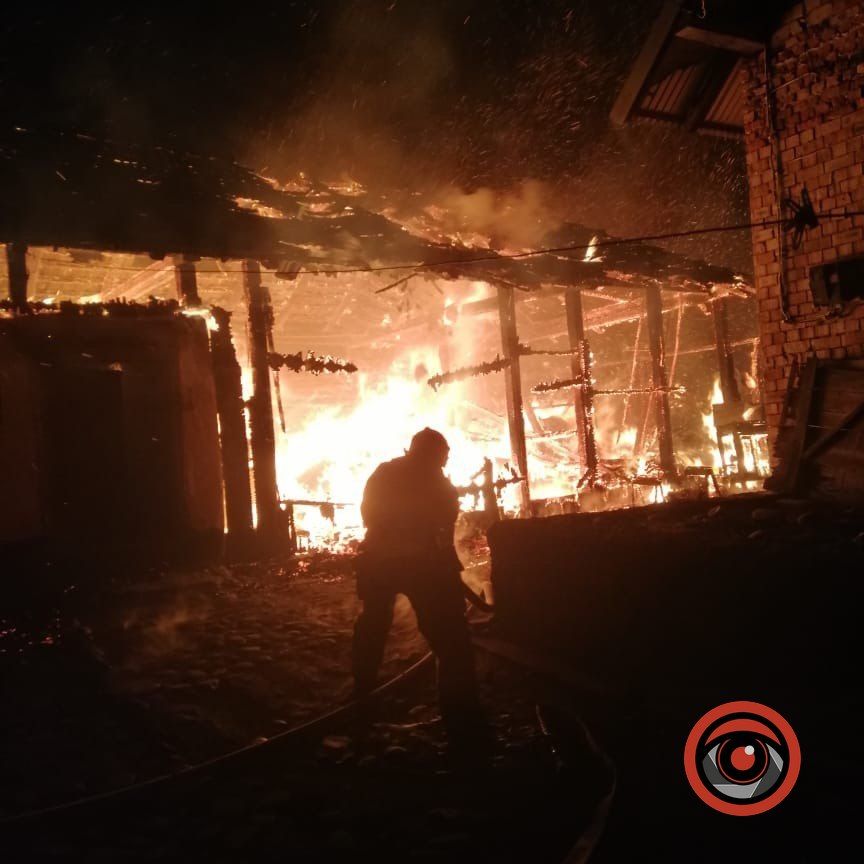 У Коломийській громаді вогонь повністю охопив будівлю 1