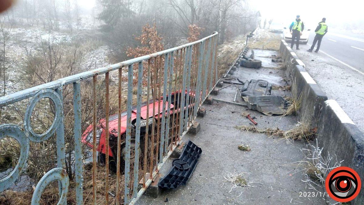 Вранці 12 січня на Коломийщині бус з військовими зірвався з мосту 1