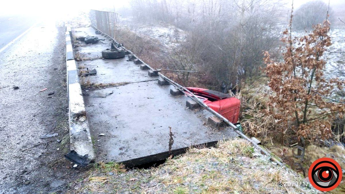 Вранці 12 січня на Коломийщині бус з військовими зірвався з мосту 2