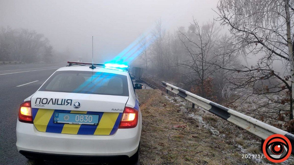 Вранці 12 січня на Коломийщині бус з військовими зірвався з мосту 3