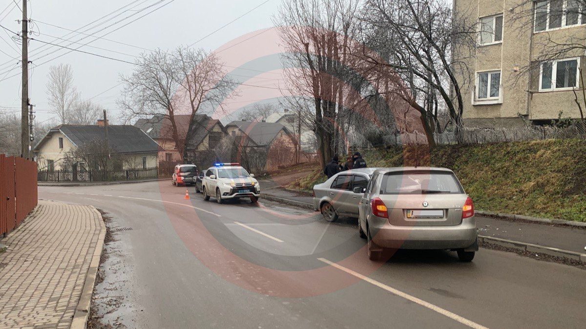 Ще одна ДТП у Коломиї: автівки зіткнулись на повороті 2