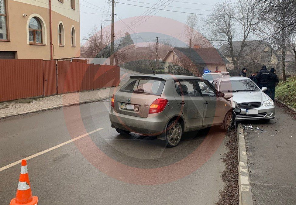 Ще одна ДТП у Коломиї: автівки зіткнулись на повороті 3