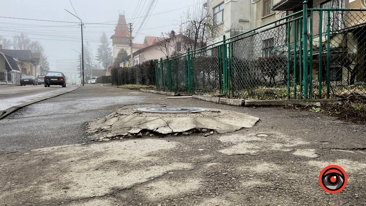 У Коломиї на вулиці Петлюри "мешкає" надокучливий люк