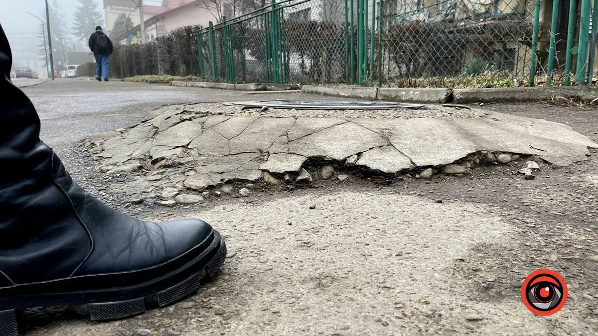 У Коломиї на вулиці Петлюри "мешкає" надокучливий люк 2