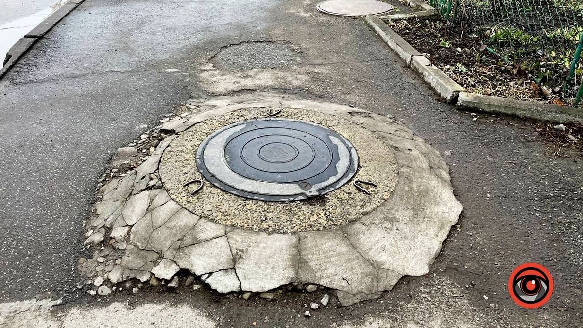 У Коломиї на вулиці Петлюри "мешкає" надокучливий люк 1