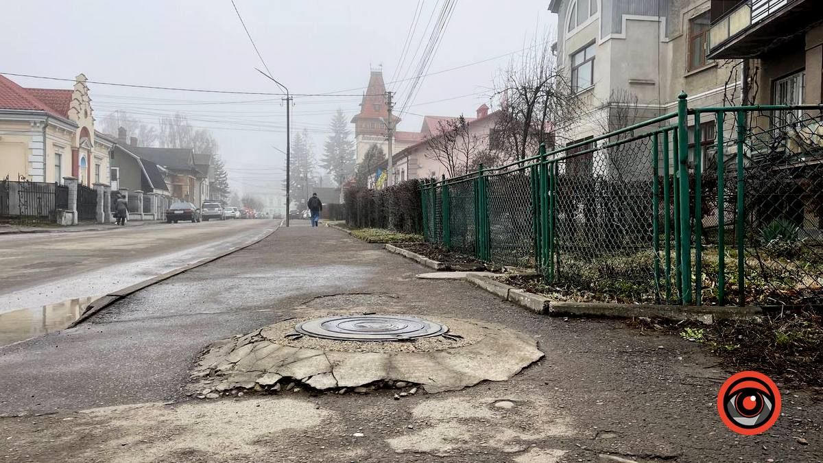 У Коломиї на вулиці Петлюри "мешкає" надокучливий люк 3