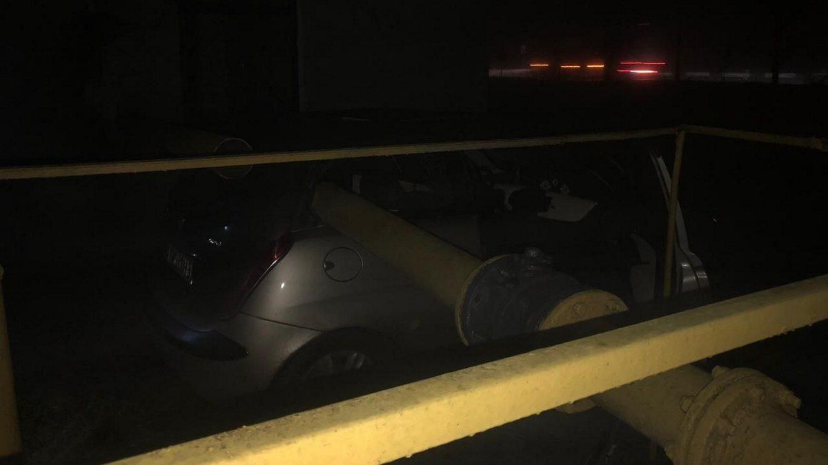 В Коломийській громаді автомобіль в'їхав у газовий пункт 2