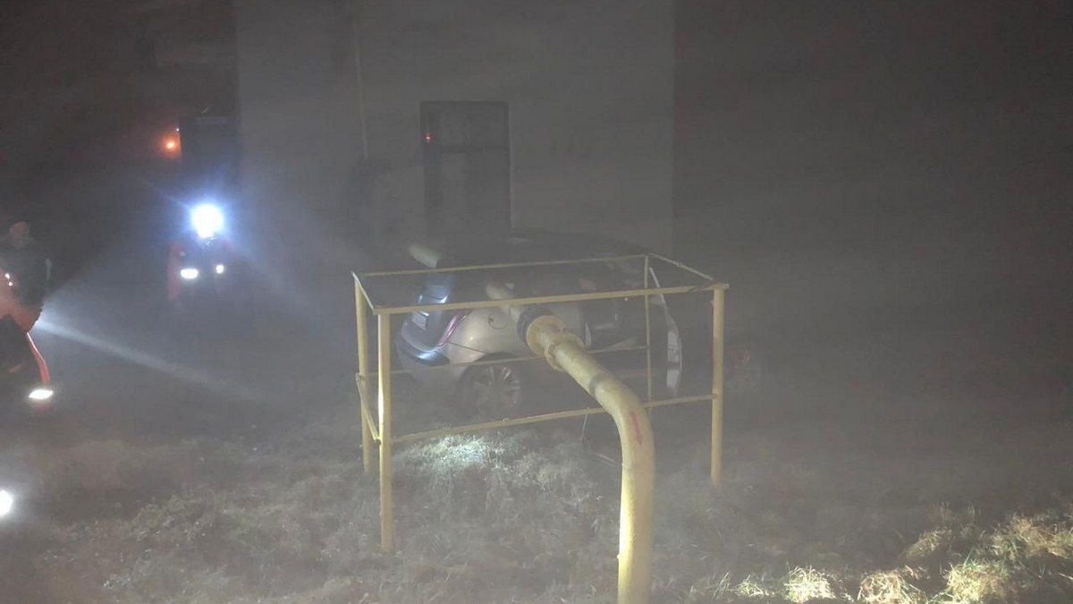 В Коломийській громаді автомобіль в'їхав у газовий пункт 1