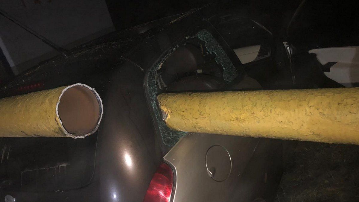 В Коломийській громаді автомобіль в'їхав у газовий пункт