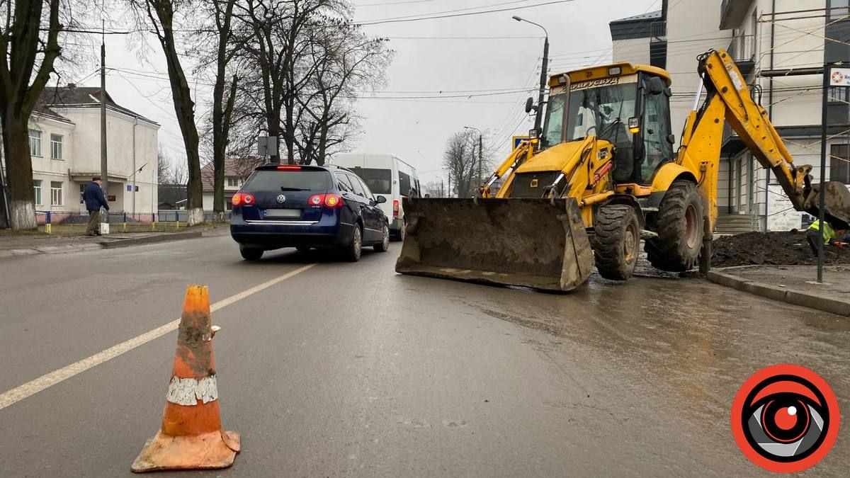 У Коломиї по вул. Мазепи рух ускладнений через прокладання комунікацій на бічній вулиці 2