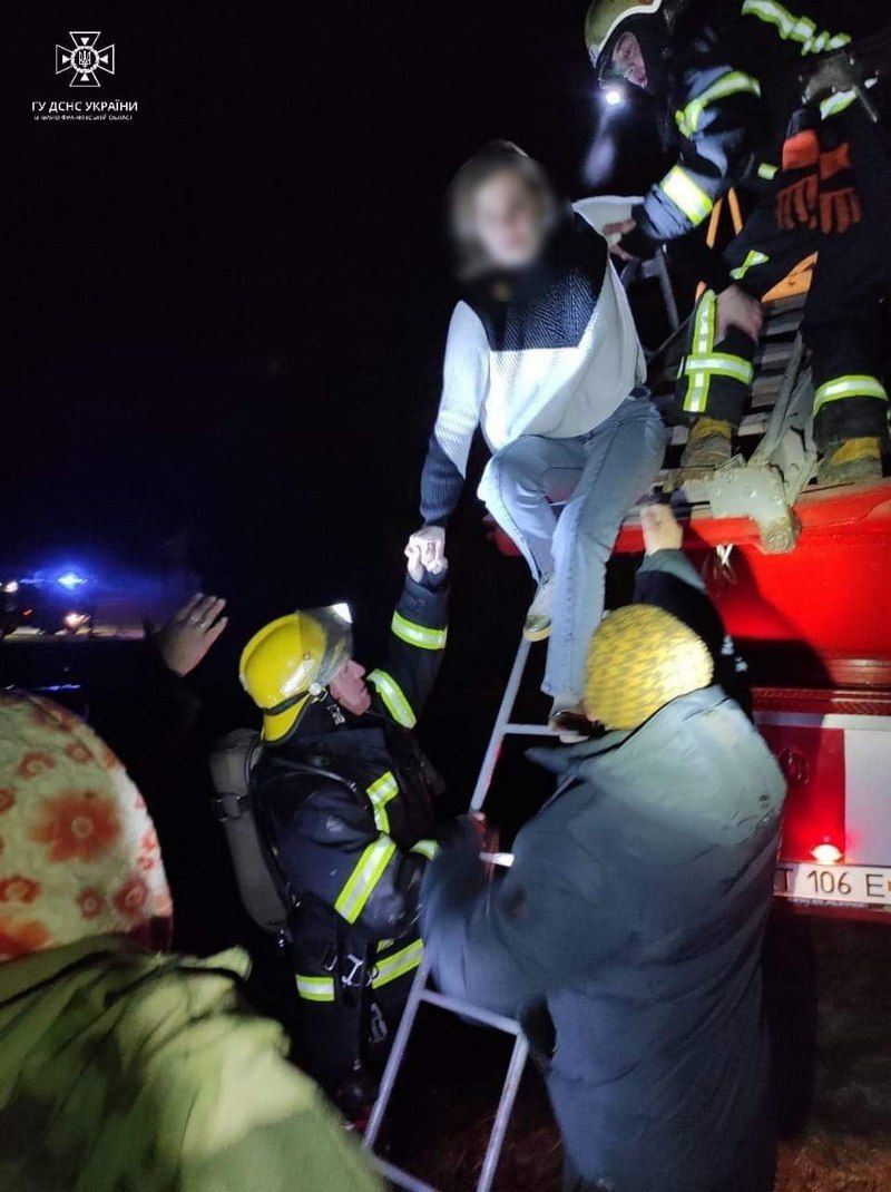 У Надвірній з вогню рятували дітей 2