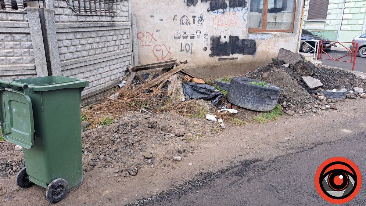 Після ремонту на вул. Валовій в Коломиї лишились купи сміття, перехожі докидають 4