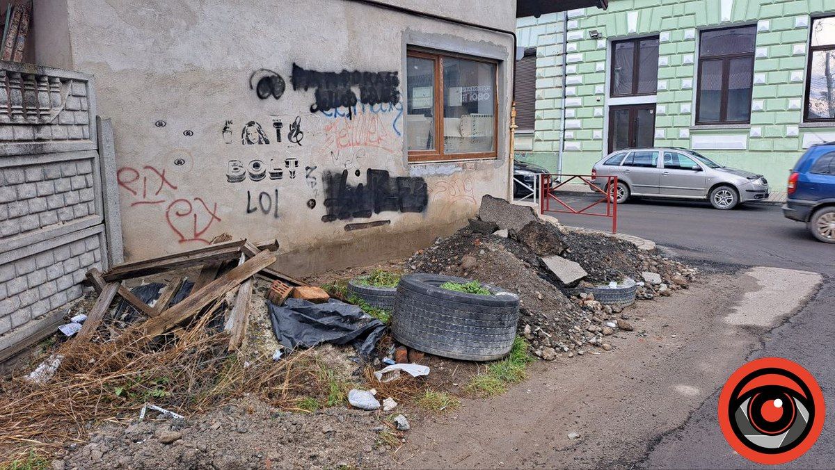 Після ремонту на вул. Валовій в Коломиї лишились купи сміття, перехожі докидають 1