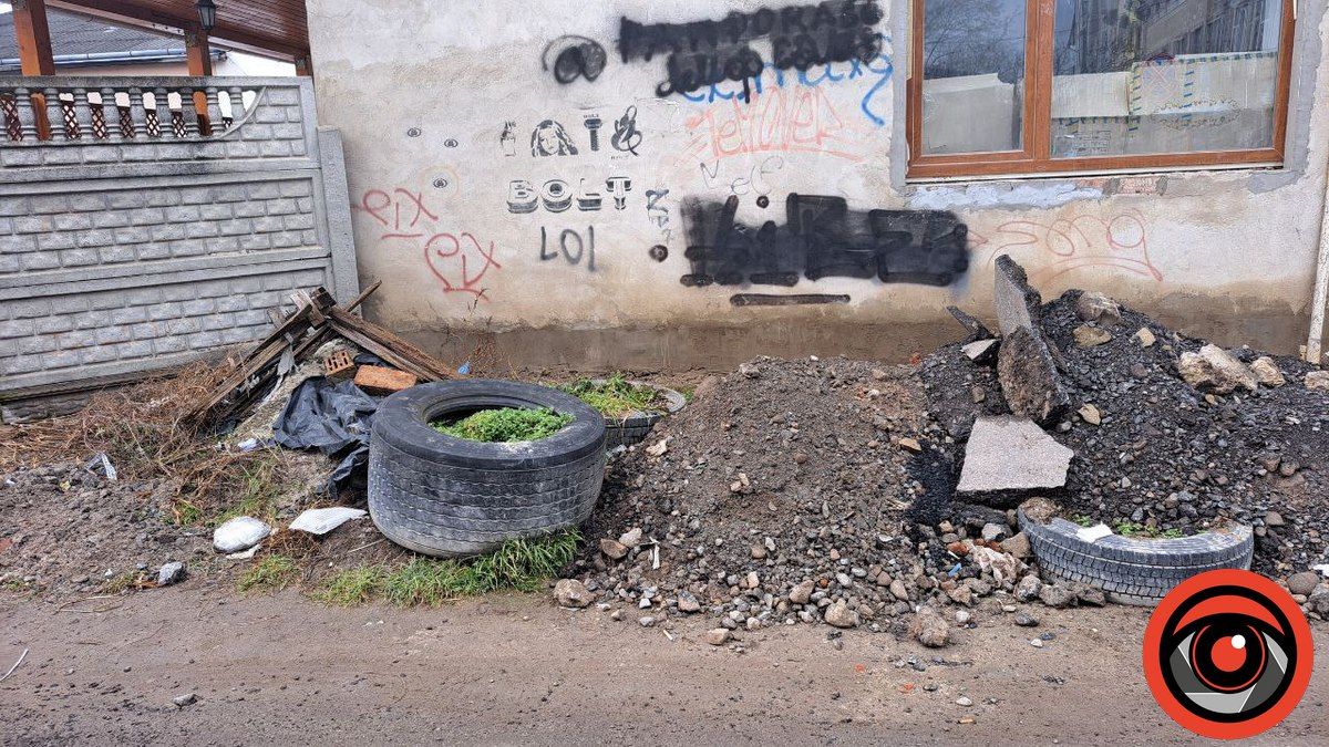 Після ремонту на вул. Валовій в Коломиї лишились купи сміття, перехожі докидають 2