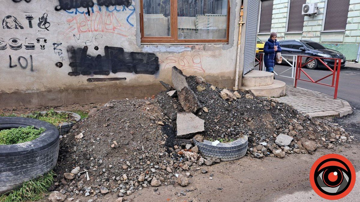 Після ремонту на вул. Валовій в Коломиї лишились купи сміття, перехожі докидають