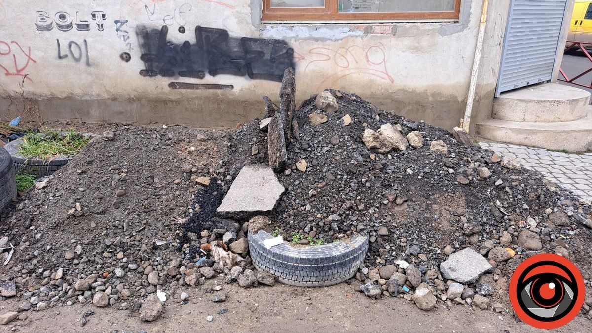 Після ремонту на вул. Валовій в Коломиї лишились купи сміття, перехожі докидають 5