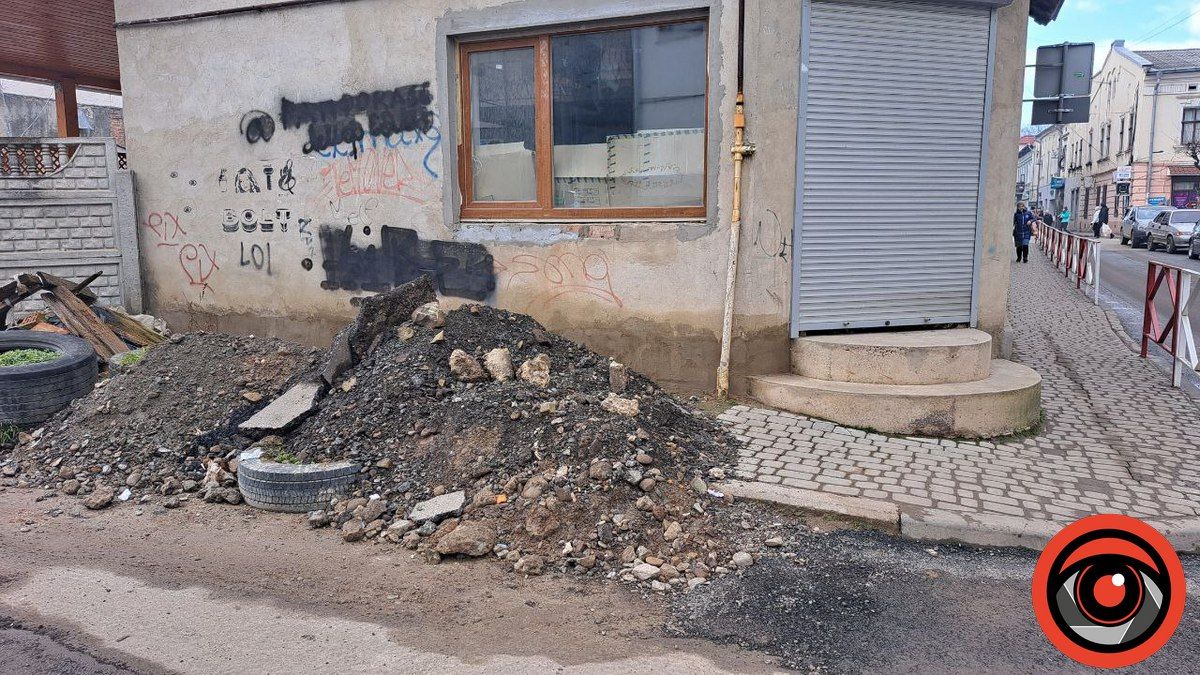 Після ремонту на вул. Валовій в Коломиї лишились купи сміття, перехожі докидають 3