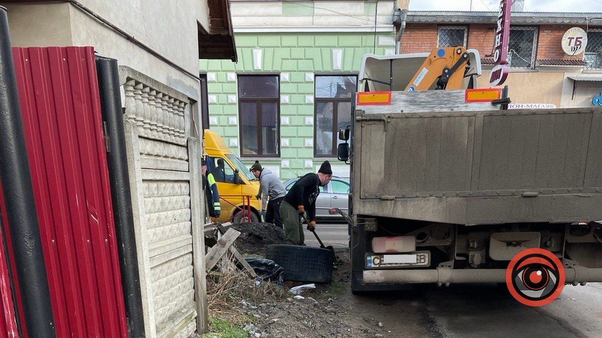 На вул. Валовій прибрали сміття 1