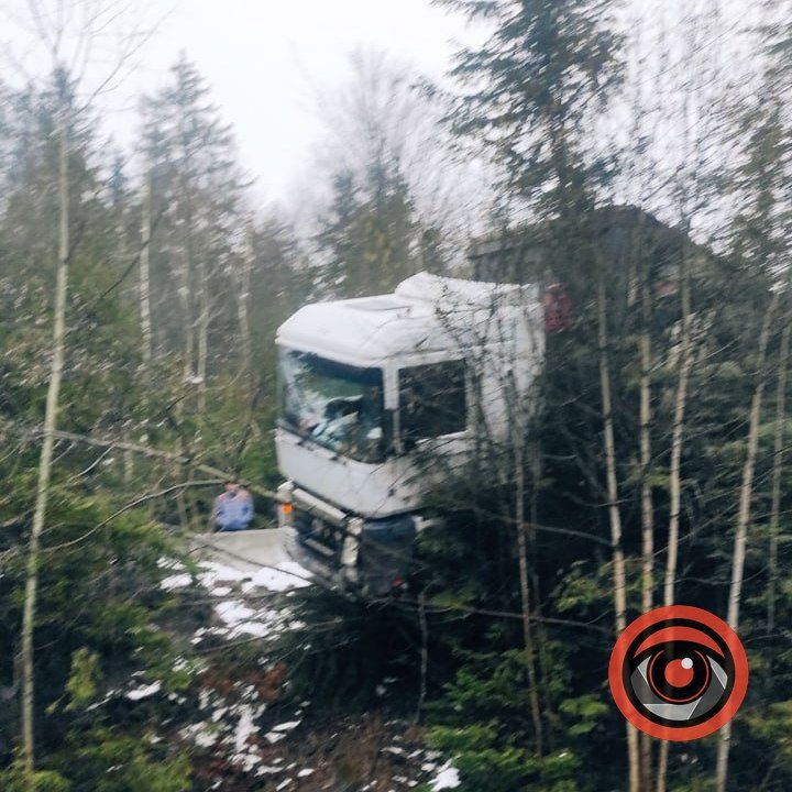 У Яремче фура повисла над обривом 1