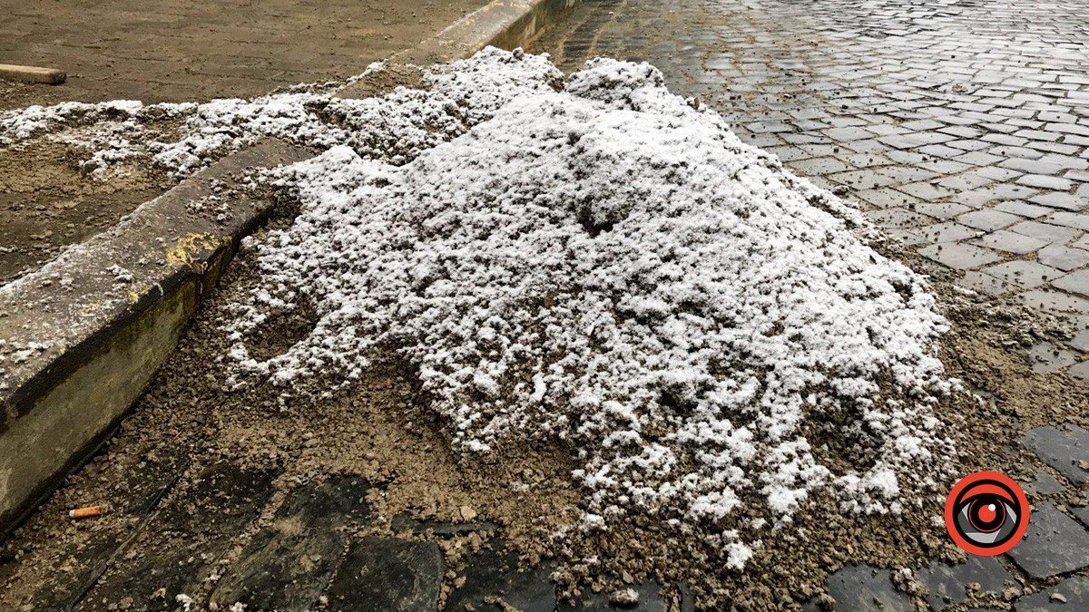 У Коломиї на площі Відродження реставрують тротуар 1