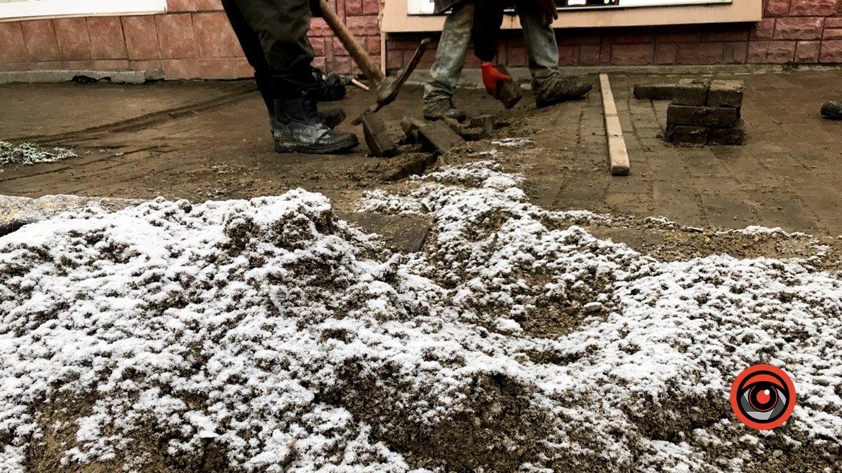 У Коломиї на площі Відродження реставрують тротуар 2
