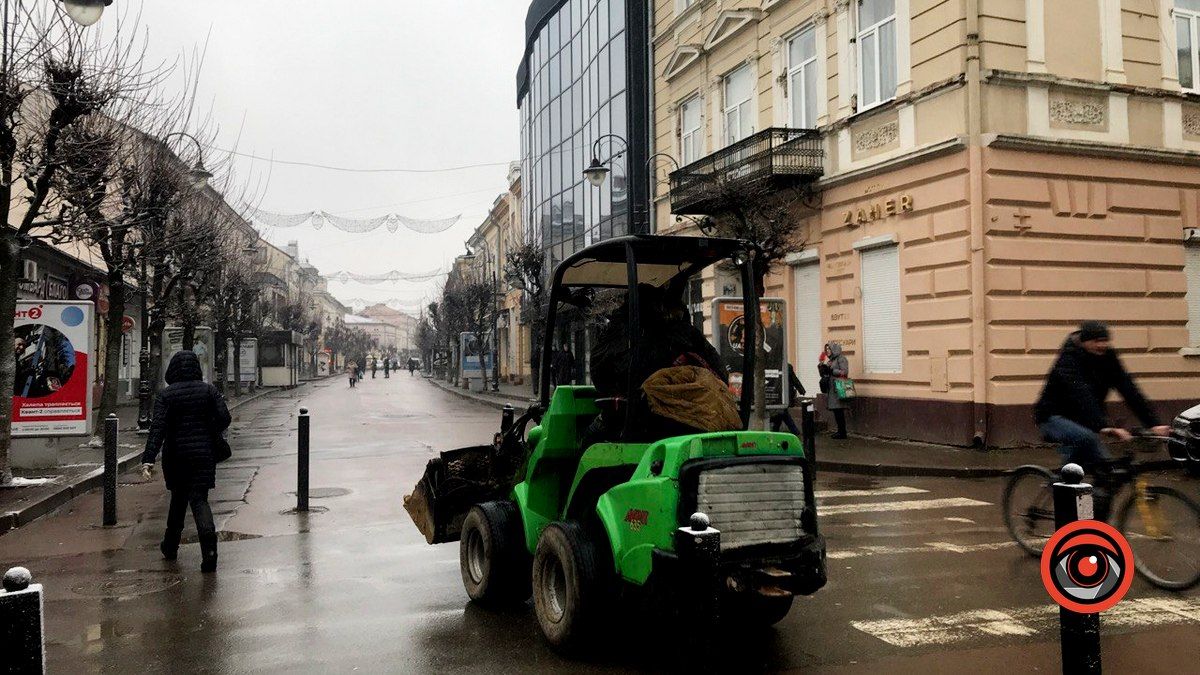 У Коломиї на площі Відродження реставрують тротуар 3