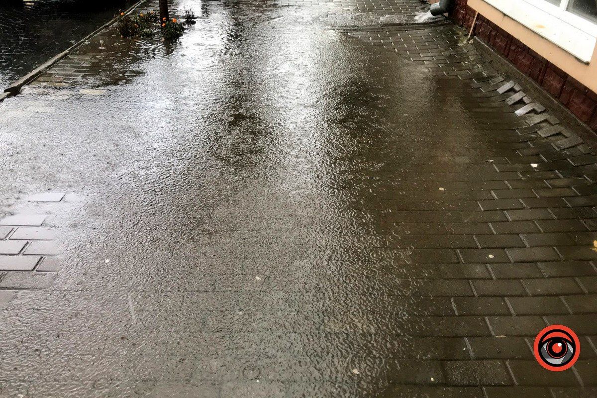 У Коломиї на площі Відродження реставрують тротуар 4