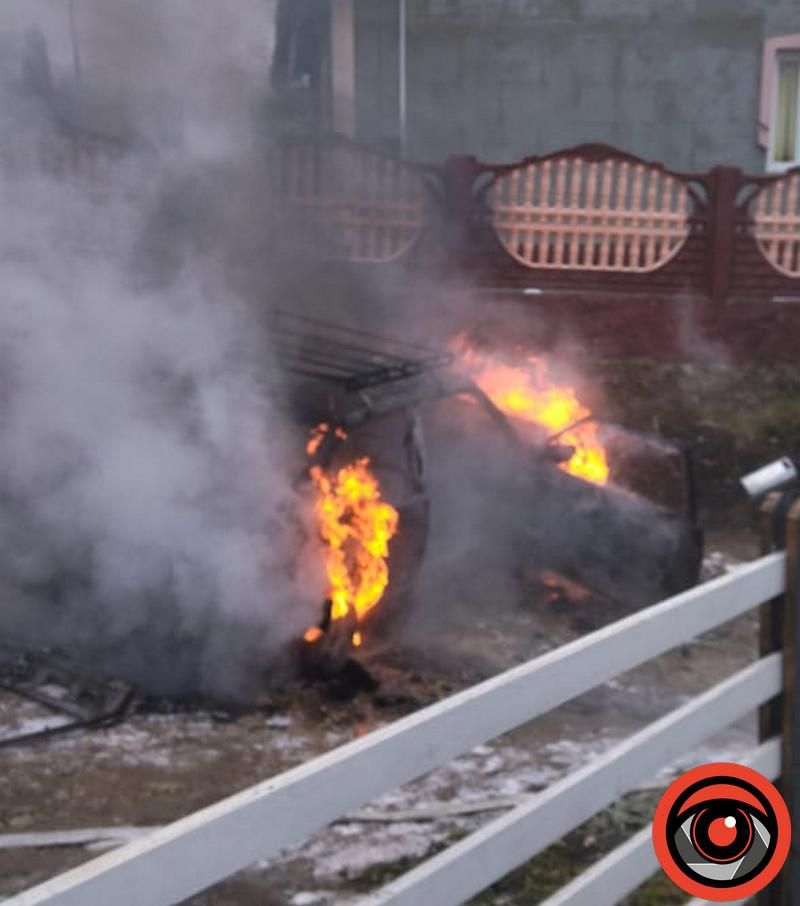 На Коломийщині вщент вигорів автомобіль 3