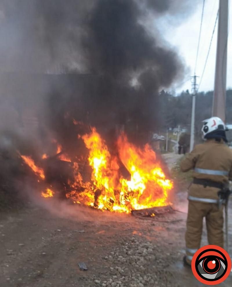 На Коломийщині вщент вигорів автомобіль 1
